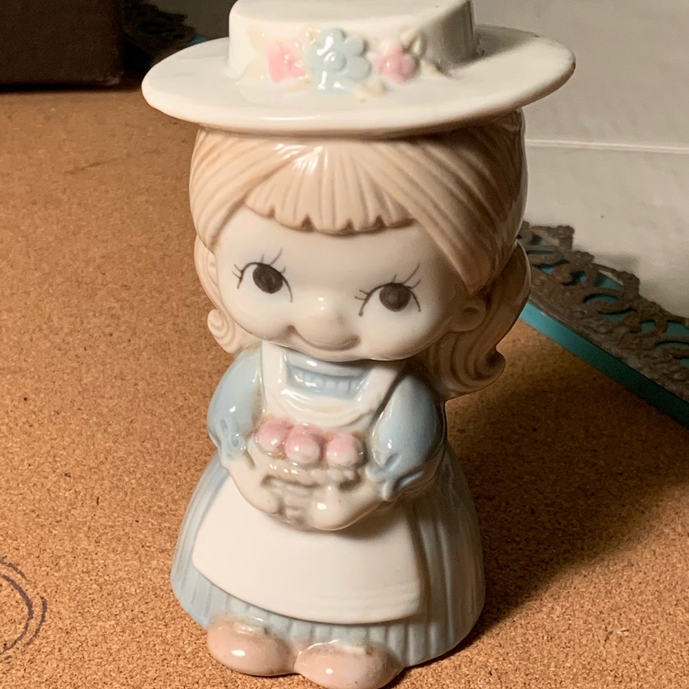 Vintage Royal Crown Japan Porcelain Figurine (B16)